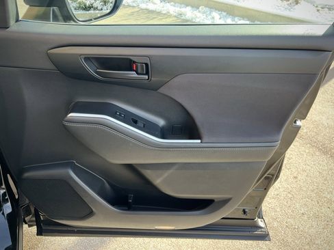 Used 2021 Toyota Highlander LE image 44