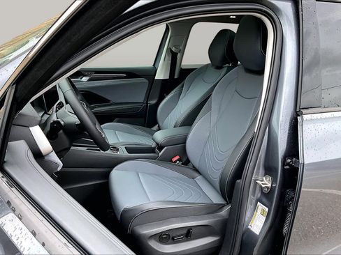 Used 2026 Volkswagen Tiguan SE FWD image 8