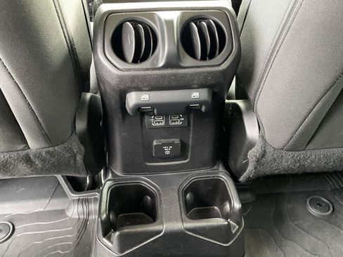 Used 2019 Jeep Wrangler Unlimited Sahara AWD/4WD image 13