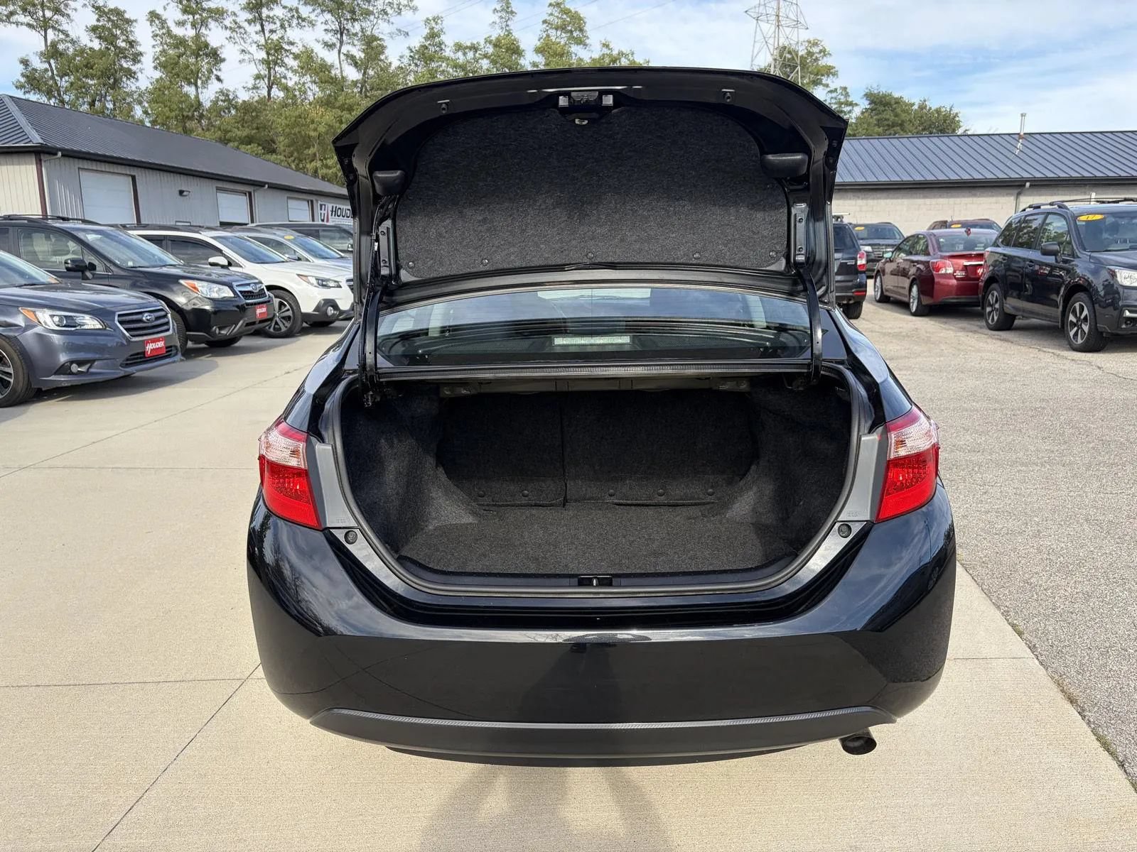Used 2018 Toyota Corolla LE FWD image 30