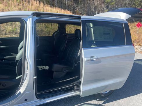 New 2026 Chrysler Pacifica Select FWD image 20