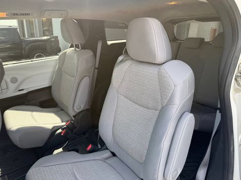 Used 2025 Toyota Sienna LE AWD/4WD image 7