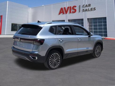 Used 2025 Volkswagen Taos SE FWD image 6