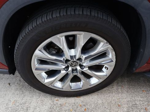 Used 2023 Toyota Highlander Limited FWD image 4