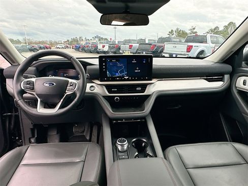 Used 2025 Ford Explorer Active w/ Active Comfort Package image 3