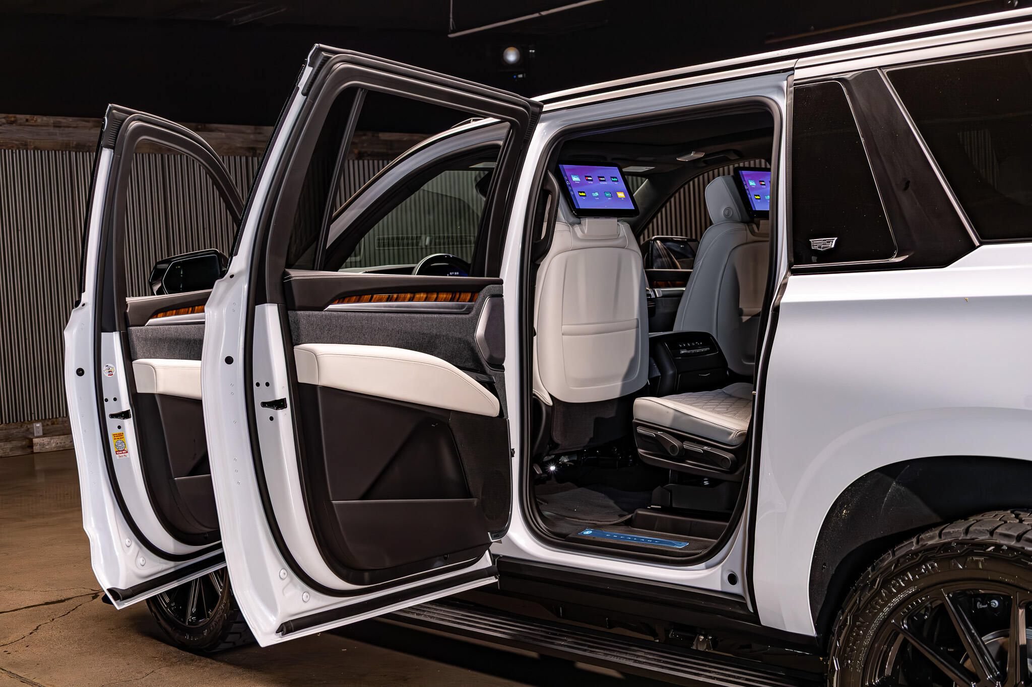 Used 2026 Cadillac Escalade ESV Platinum Sport w/ LPO, ONYX Package AWD/4WD image 38