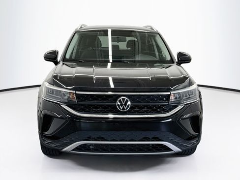 Used 2022 Volkswagen Taos SE FWD image 2