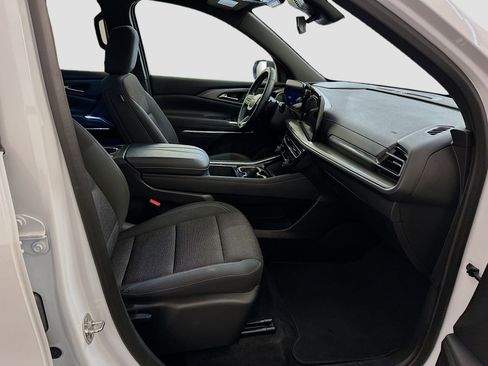 Used 2025 Chevrolet Traverse LT image 34