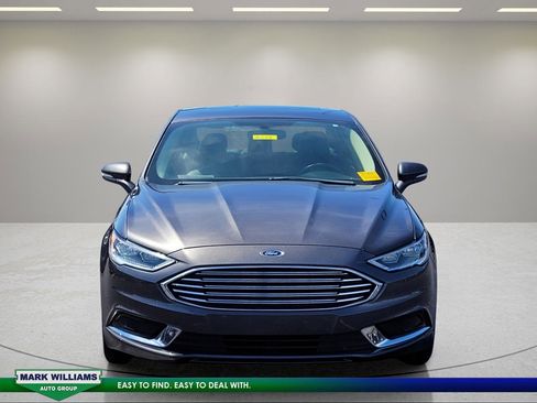 Used 2018 Ford Fusion SE w/ Fusion SE Technology Package FWD image 9