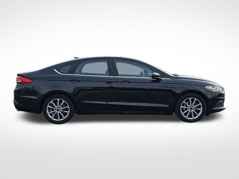 Used 2017 Ford Fusion SE w/ Fusion SE Technology Package image 4