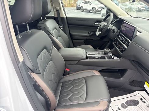 New 2026 Nissan Pathfinder Platinum FWD image 30
