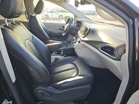 Used 2024 Chrysler Pacifica Touring-L FWD image 6