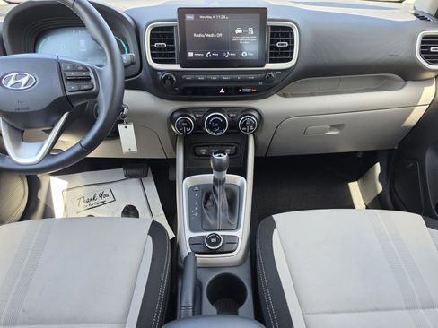 Used 2023 Hyundai Venue SEL FWD image 17