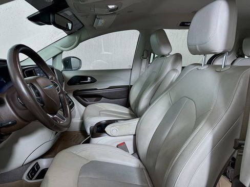 Used 2021 Chrysler Pacifica Touring-L FWD image 8