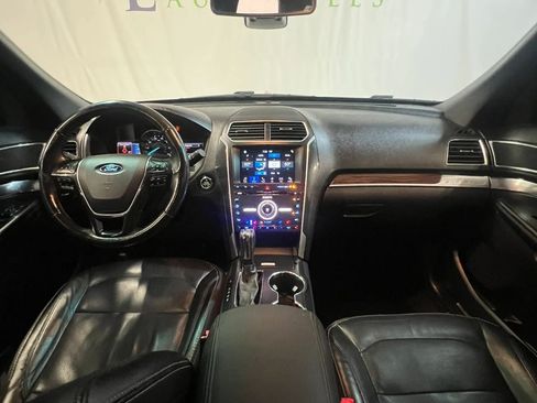 Used 2017 Ford Explorer Limited w/ Equipment Group 301A FWD image 13
