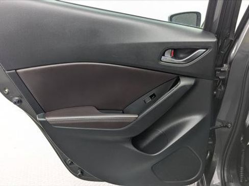 Used 2018 MAZDA MAZDA3 Touring FWD image 16
