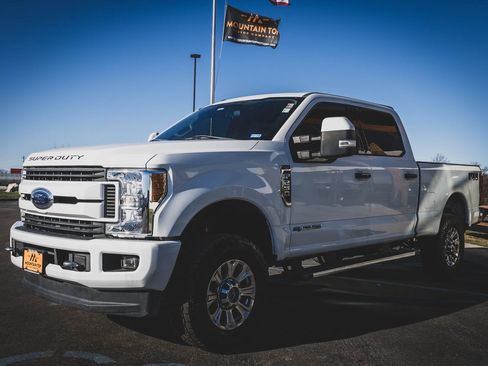 Used 2017 Ford F250 XLT w/ XLT Premium Package image 9