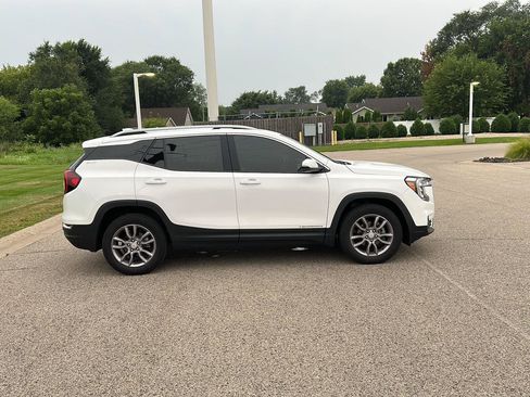 Used 2023 GMC Terrain SLT AWD/4WD image 2