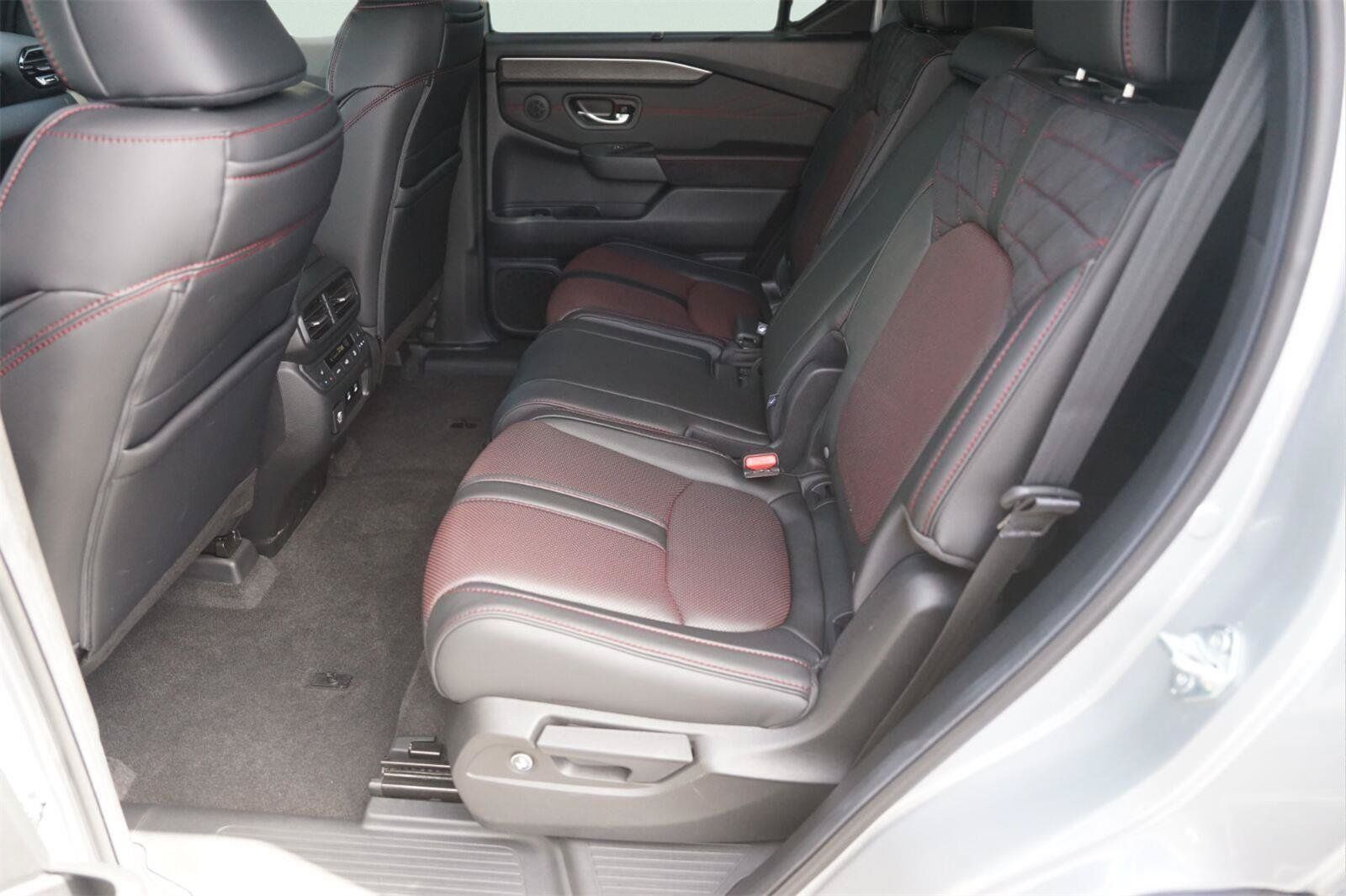 Used 2026 Honda Pilot Black Edition image 13