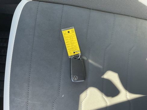 Certified 2025 Volkswagen Taos SE image 38