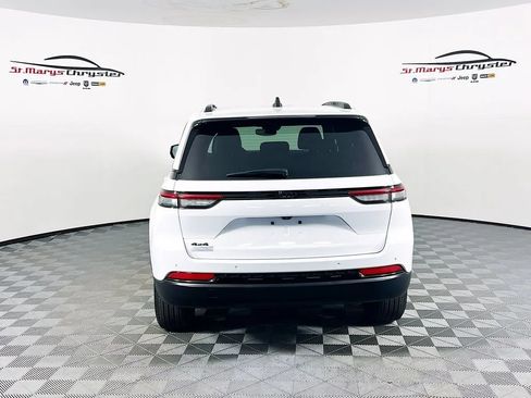Used 2024 Jeep Grand Cherokee Altitude AWD/4WD image 7