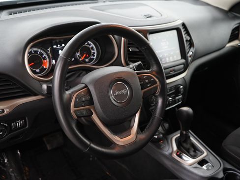 Used 2015 Jeep Cherokee Latitude w/ Cold Weather Group AWD/4WD image 20