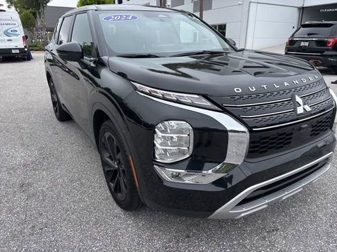 Used 2024 Mitsubishi Outlander SE image 1