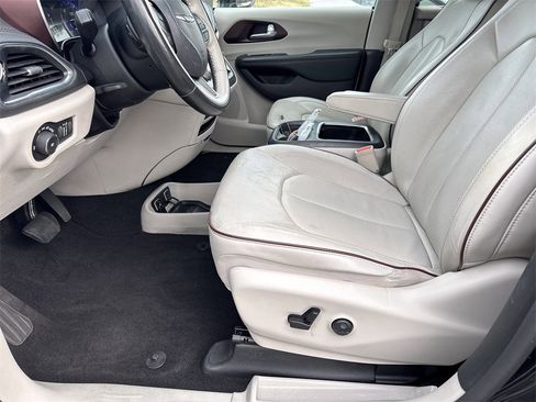 Certified 2019 Chrysler Pacifica Limited w/ Tire & Wheel Group image 13