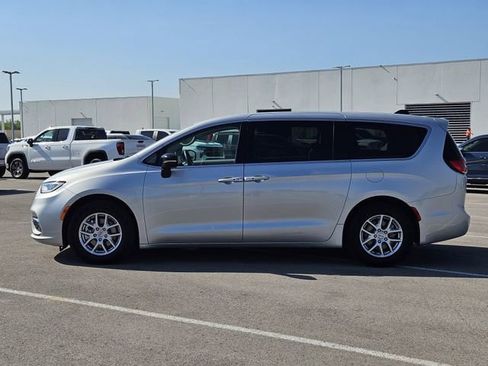 Used 2024 Chrysler Pacifica Touring-L FWD image 4