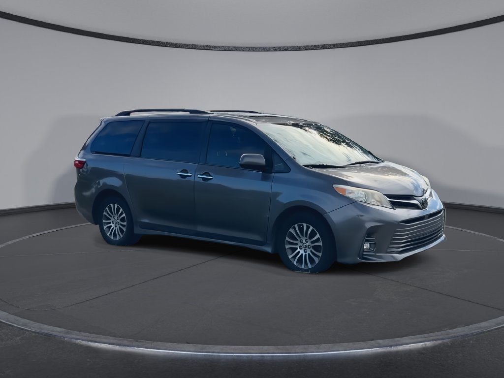 Used 2018 Toyota Sienna XLE w/ XLE Navigation Package FWD image 2