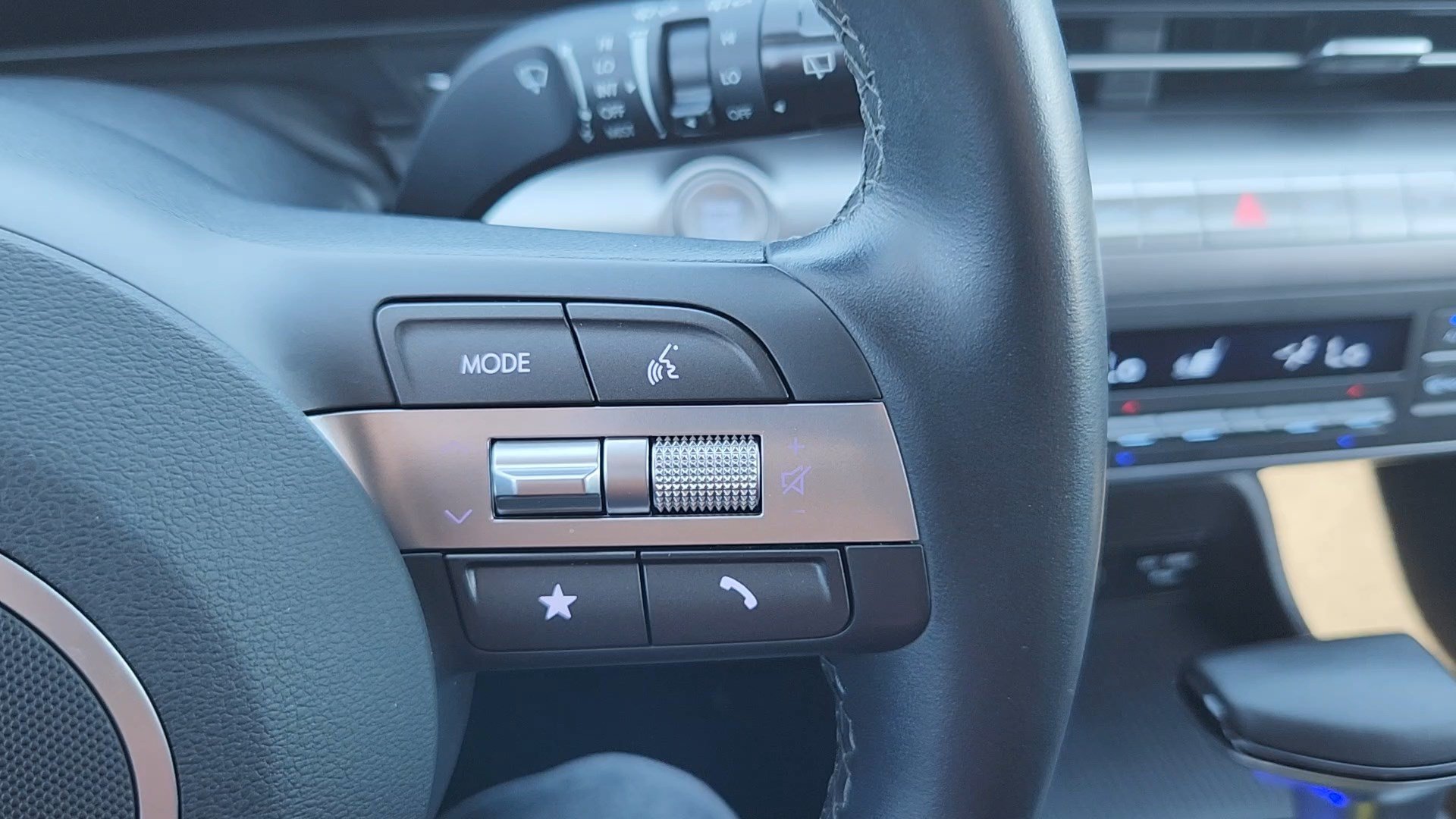 Certified 2025 Hyundai Kona SEL AWD/4WD image 12
