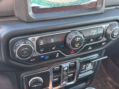 Used 2022 Jeep Wrangler Unlimited Rubicon 4xe w/ Cold Weather Group AWD/4WD image 16