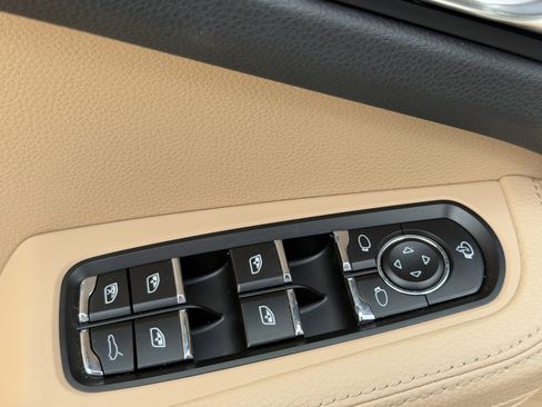 Certified 2025 Porsche Macan AWD/4WD image 21