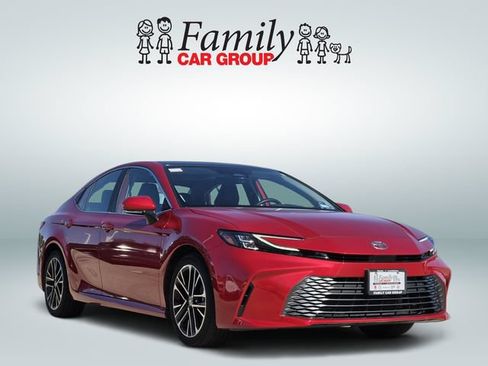 Used 2025 Toyota Camry XLE FWD image 2