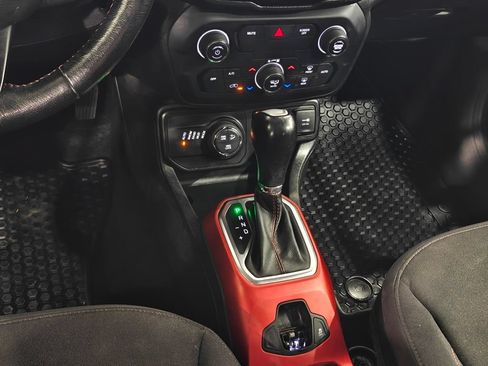 Used 2018 Jeep Renegade Trailhawk w/ Cold Weather Group II AWD/4WD image 8