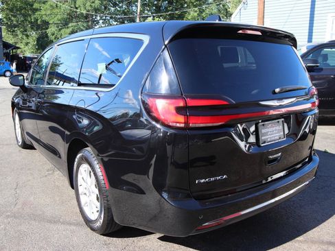 Used 2024 Chrysler Pacifica Touring-L FWD image 3