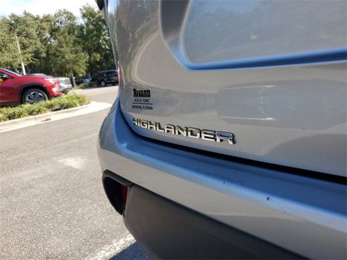 Used 2023 Toyota Highlander XLE image 7