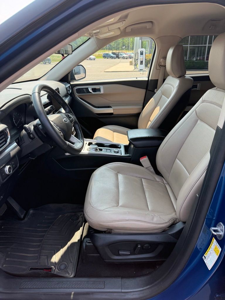 Used 2020 Ford Explorer XLT w/ Equipment Group 202A AWD/4WD image 17
