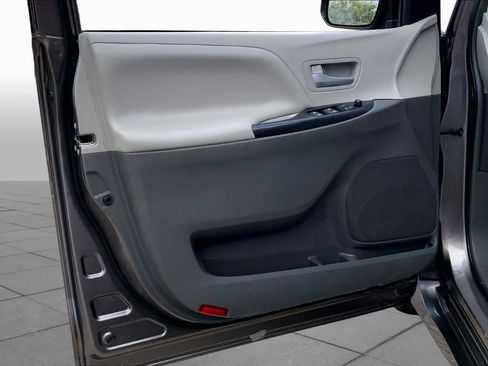 Used 2018 Toyota Sienna LE FWD image 21