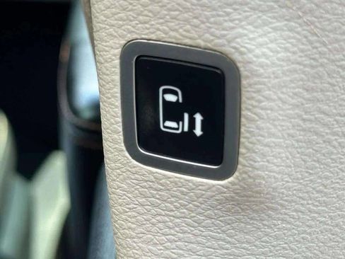 Used 2018 Chrysler Pacifica Touring-L image 15