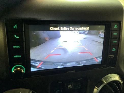 Used 2018 Jeep Wrangler Unlimited Rubicon w/ Connectivity Group AWD/4WD image 40