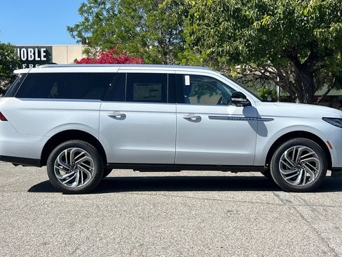 New 2026 Lincoln Navigator L Reserve AWD/4WD image 4