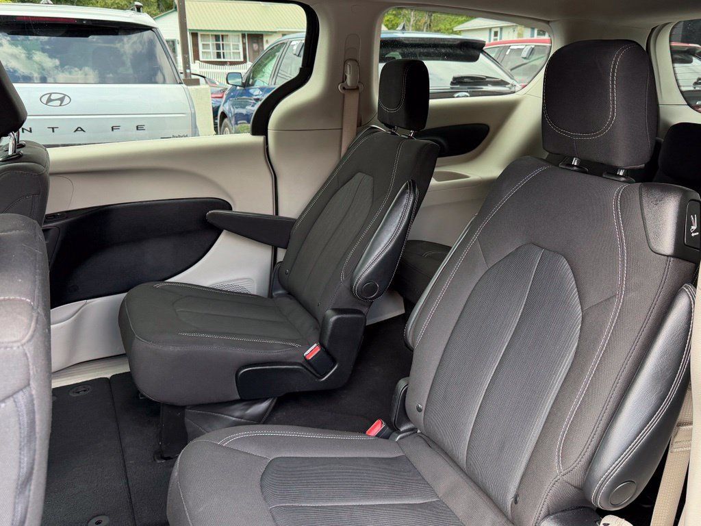 Used 2023 Chrysler Voyager LX FWD image 7