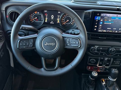 Used 2025 Jeep Wrangler Unlimited Rubicon AWD/4WD image 17