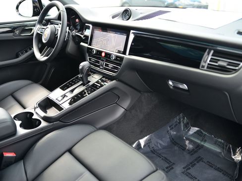 Certified 2026 Porsche Macan AWD/4WD image 24