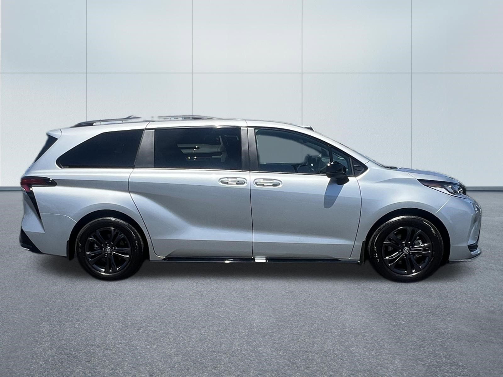 Used 2025 Toyota Sienna XSE AWD/4WD image 7