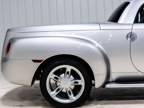 Used 2004 Chevrolet SSR w/ Preferred Equipment Group image 23