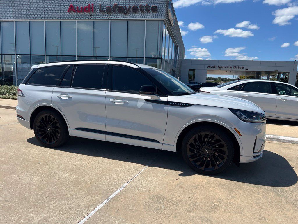 Used 2025 Lincoln Aviator Reserve w/ Luxury Package RWD image 5