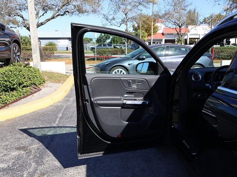 Used 2025 Mercedes-Benz GLB 250 w/ Driver Assistance Package image 22