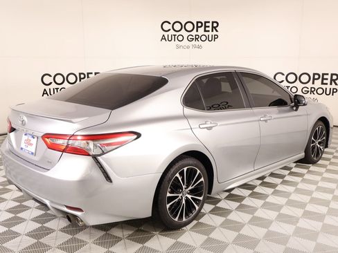 Used 2018 Toyota Camry SE FWD image 19